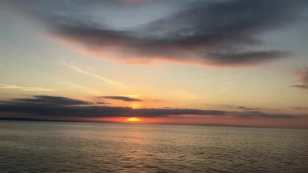 Восход солнца на море утром — стоковое видео