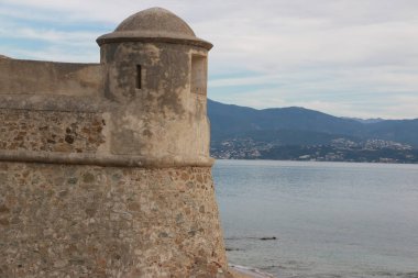 Ajaccio Corsica Adası, Fransa 12 Ekim 2017 - kale Miollis Kulesi ve deniz manzarasının üzerinde