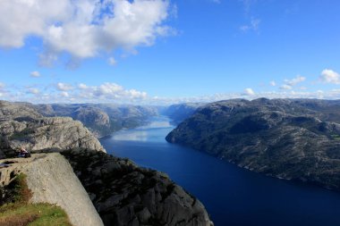Preikestolen minber Rock, arka planda, Rogaland İlçesi, Norveç Lysefjord göster