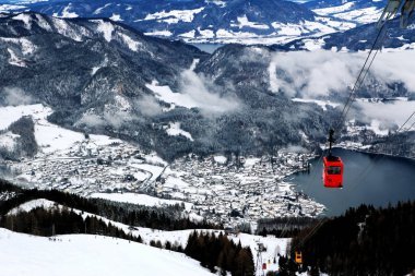 Kırmızı kablo arabayı Wolfgangsee kışın, St Wolfgang, Avusturya