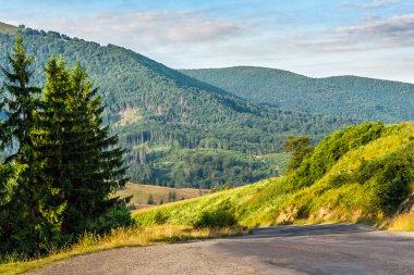 Dağ sunrise adlı çayırda hillside yolda