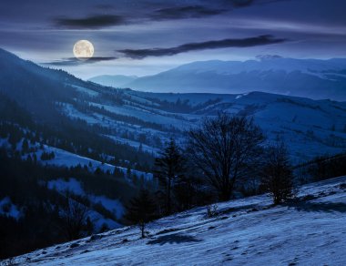 Geceleri dağlarda kırsal alan