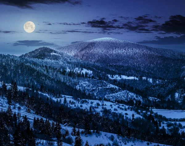 Amanecer en los carpatos de invierno por la noche — Foto de Stock