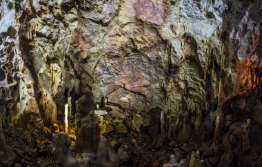 renkli dokulu duvarları ile mağara