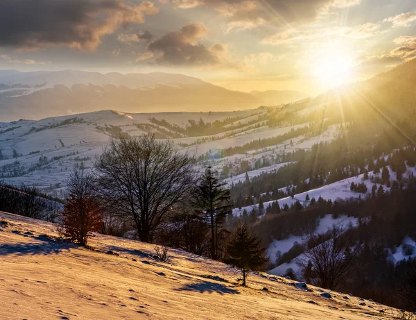 Landelijk gebied in de bergen bij zonsondergang — Stockfoto