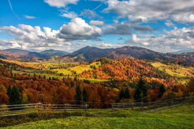 hillside günbatımında dağ çayır çit