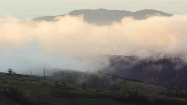 Mlha a horké svítání v Karpatských horách — Stock video