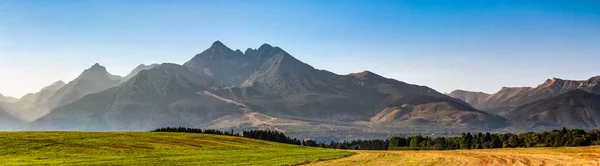 Landsbygdens fält i Tatrabergen — Stockfoto