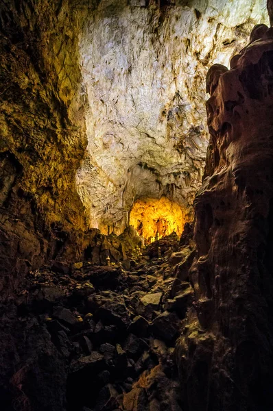 Grotte aux murs texturés colorés — Photo