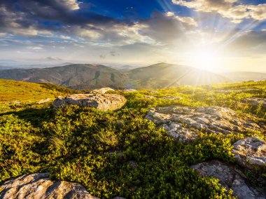 dağ silsilesi batımında üstüne Vadisi'nde büyük taşlar