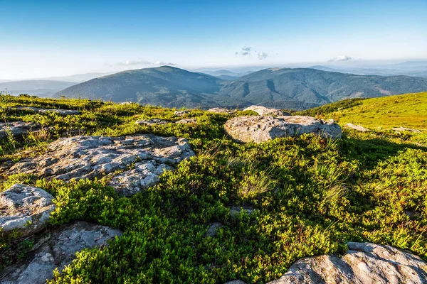 Enorme stenen in vallei op de top van bergketen — Stockfoto