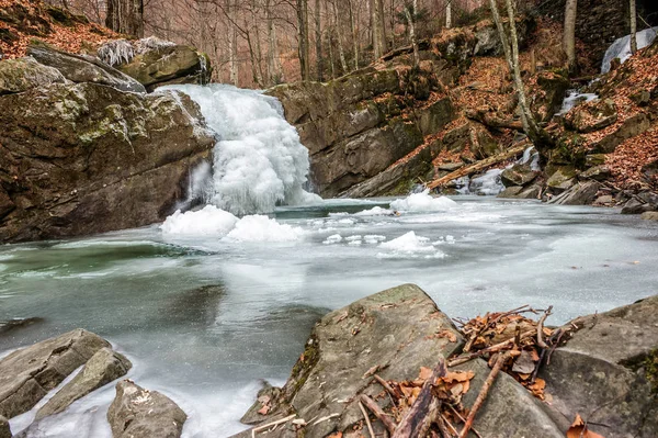 Cascata congelata nella foresta — Foto Stock