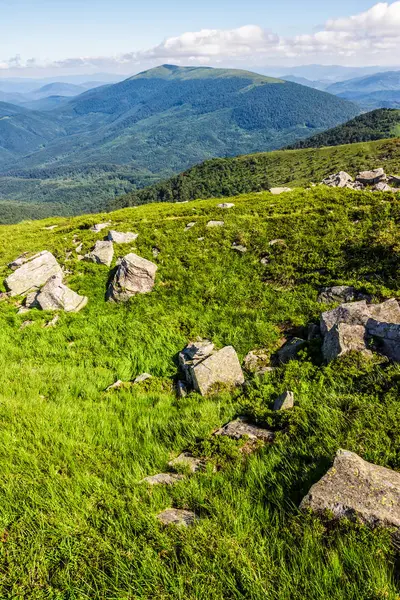 Enormes pedras no vale no topo da cordilheira — Fotografia de Stock