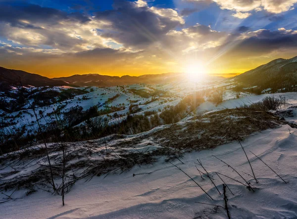 Západ slunce v zimě Karpaty — Stock fotografie