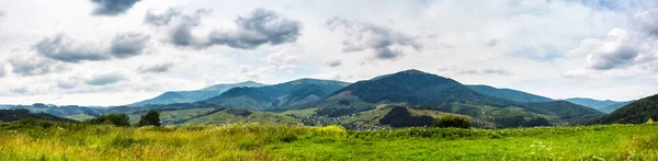 Panorama av landsbygdens fält i bergen — Stockfoto