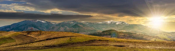 Panorama av landsbygdens fält i bergen vid solnedgången — Stockfoto
