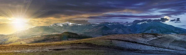 Панорама сільських полів у горах — стокове фото