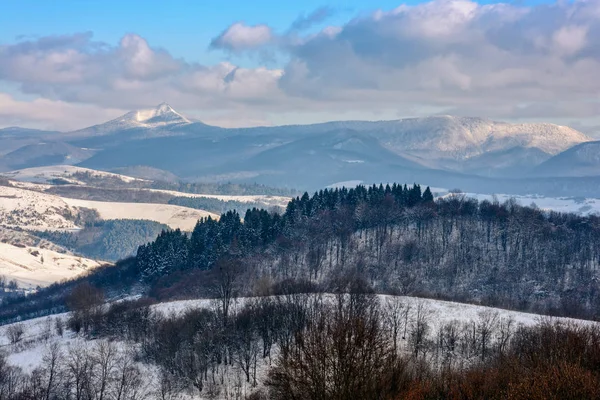 Kış dağlar kırsal alanda — Stok fotoğraf