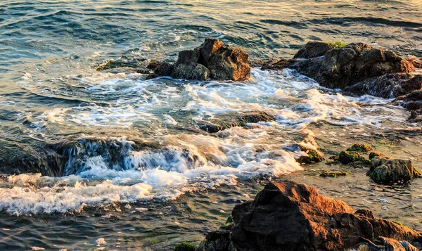 Vlny se valí na skalnaté pobřeží — Stock fotografie