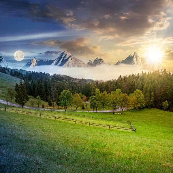 Giorno e notte sopra cime rocciose dietro il bosco e prato — Foto Stock