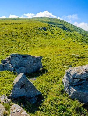 dağ sırtı üstüne Vadisi'nde büyük taşlar