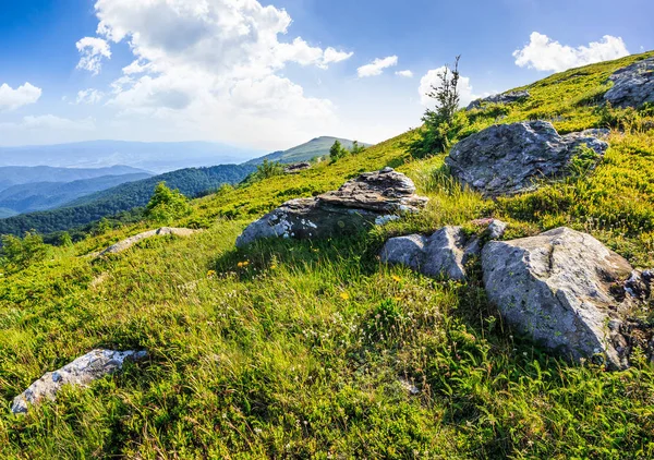 Huge stones in valley on top of mountain ridge — Stock Photo, Image