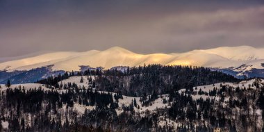 Altın kış gündoğumu üzerinde Karpatlar