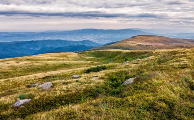 dağ sırtı üstüne Vadisi'nde büyük kayalar
