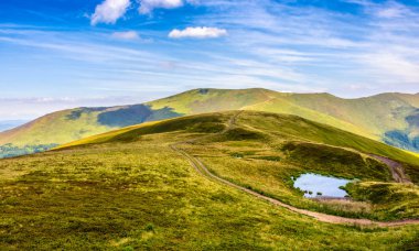 dağlarda tepe tarafında bataklık