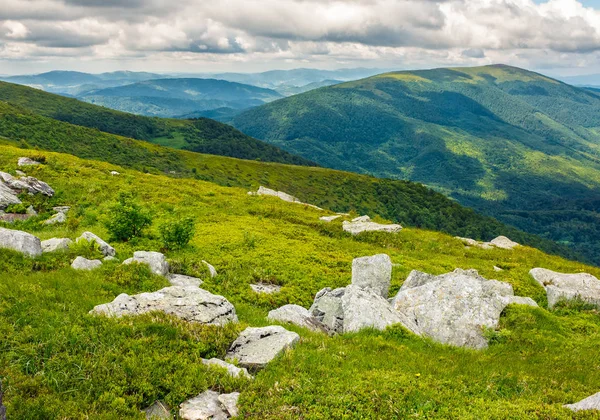 Huge boulders in valley on top of mountain ridge — Stock Photo, Image