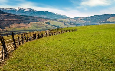 dağlarda yolda ahşap çit