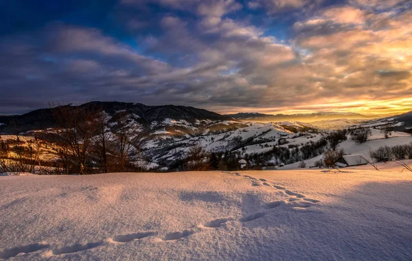 Alba invernale nella zona montagnosa rurale — Foto Stock