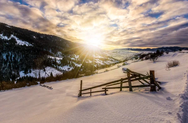 Wintersonnenaufgang in der gebirgigen ländlichen Region — Stockfoto