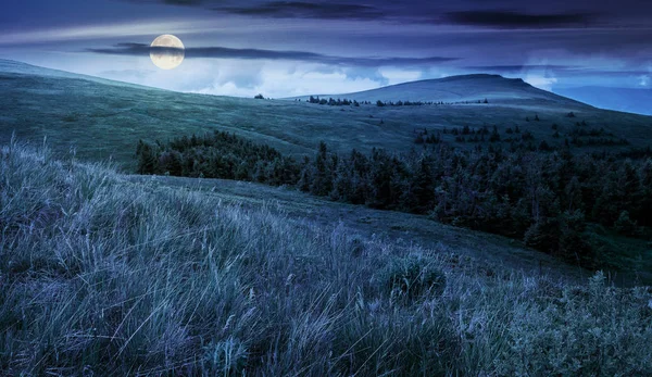Wysoka góra krajobraz w nocy — Zdjęcie stockowe