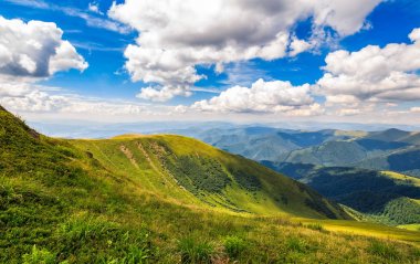 çimenli tepe yaz aylarında dağ üzerinde