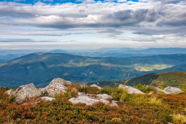 dağ sırtı üstüne çayır üzerinde büyük kayalar