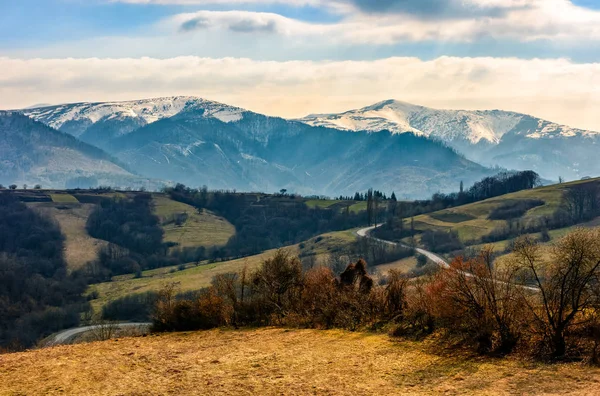 Snowy peaks of Carpathian mountain ridge — Stock Photo, Image