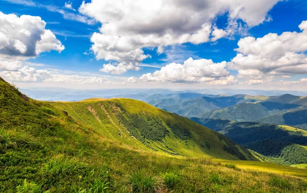 Colline herbeuse sur la montagne en été — Photo