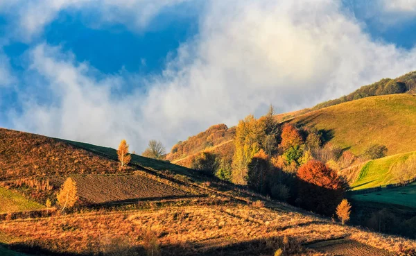 Zona rural de montaña en nebulosa mañana de otoño — Foto de Stock