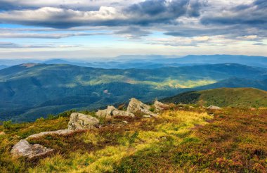 dağ sırtı üstüne çayır üzerinde büyük taşlar