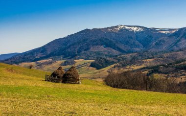 tepe tarafında saman yığını