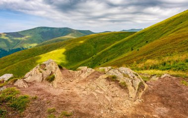 dağ uçurumun kenarında taşlar