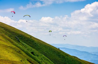 Dağların üzerinden aşırı paraşütle atlama