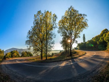 serpentine gündoğumu, dağlarda ağaçlarda