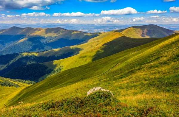 Piedra en el borde del acantilado de montaña — Foto de Stock