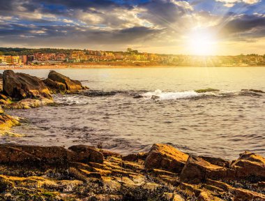 kayalık sahil ve beach siyah deniz gün batımında