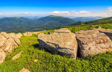 dağ sırtı üstüne çayır üzerinde büyük taşlar