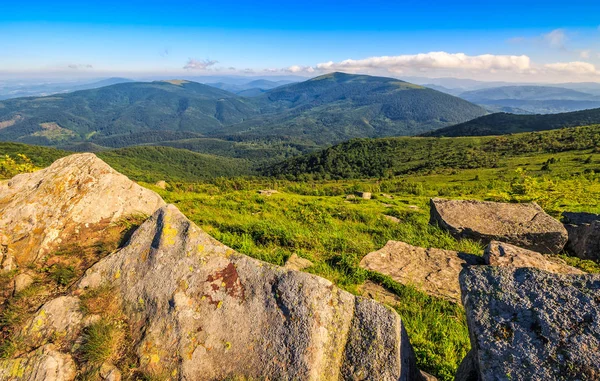 Obrovské kameny na louce na vrcholu horského hřebene — Stock fotografie