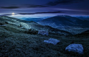 gece dağ yamaç kenarındaki taşlar