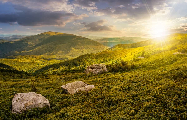 Stenar på kanten av bergssluttning vid solnedgången — Stockfoto